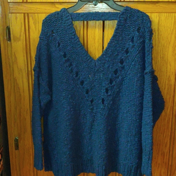 HOLLISTER SWEATER - Picture 2 of 4